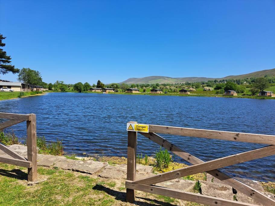 Diddly Squat Lodge With Hot Tub, Pendle View Holiday Park Clitheroe Esterno foto