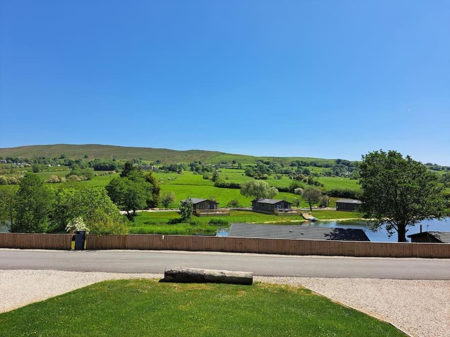 Diddly Squat Lodge With Hot Tub, Pendle View Holiday Park Clitheroe Esterno foto
