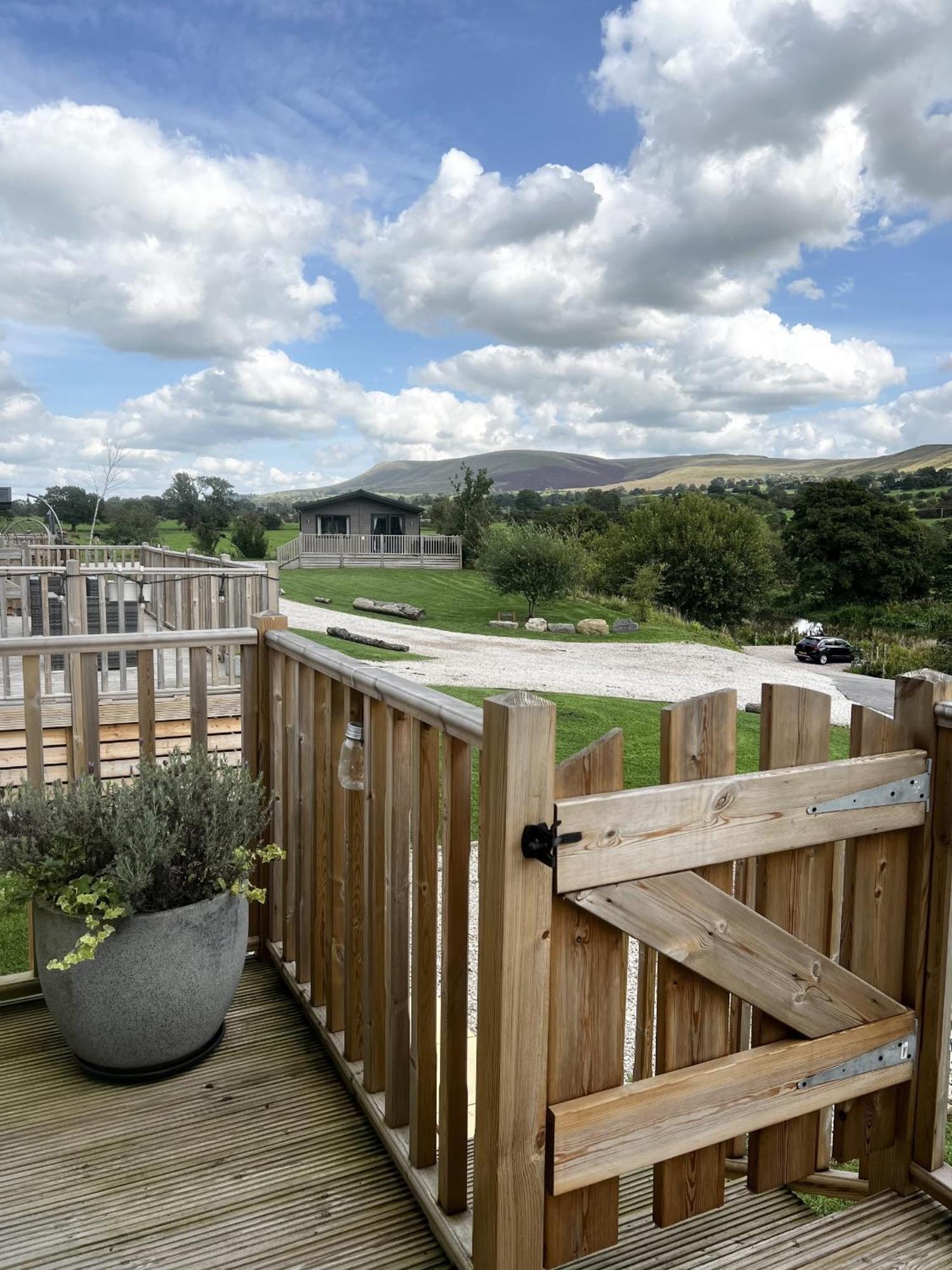 Diddly Squat Lodge With Hot Tub, Pendle View Holiday Park Clitheroe Esterno foto